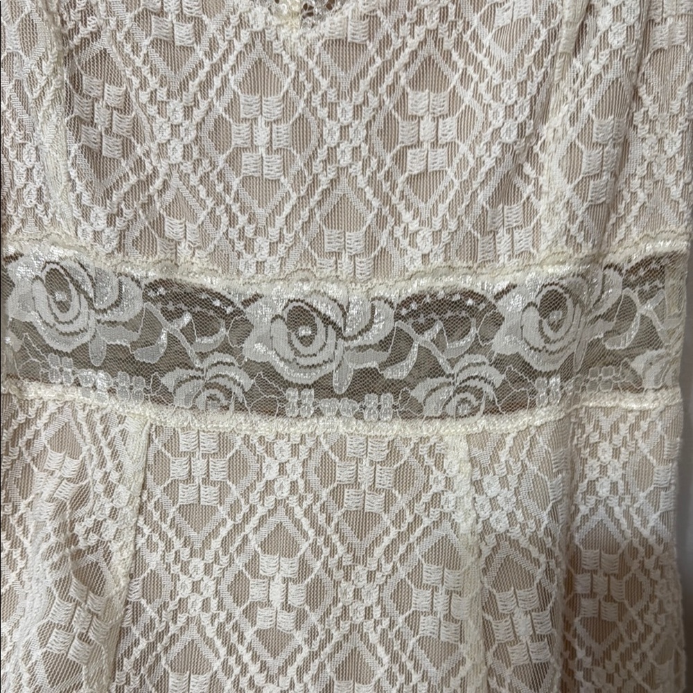 En Crème Elegant Cream Lace Dress - Picture 4 of 7